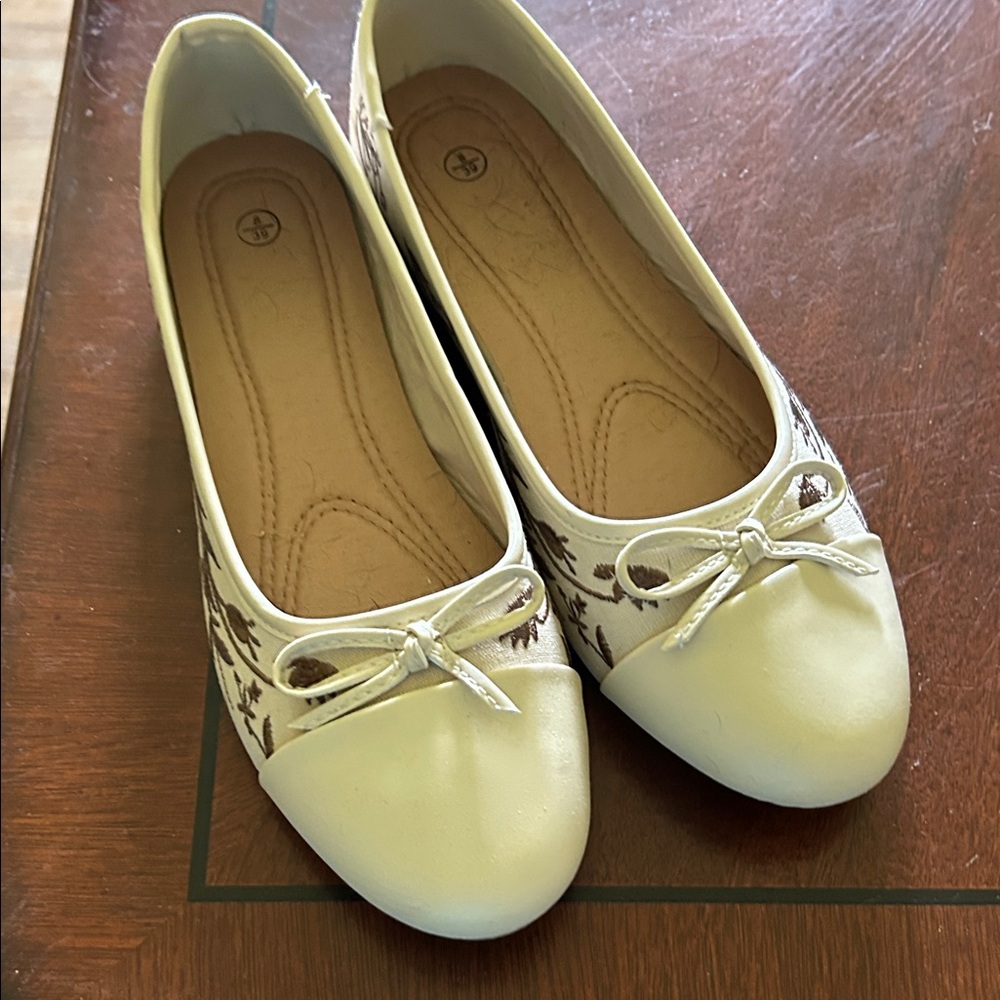 Chic Cream Flats with Bow Detail